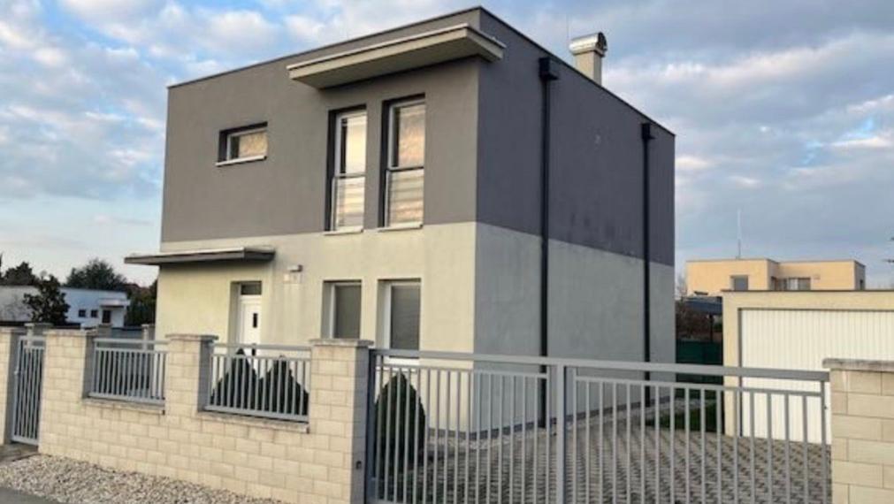 Na predaj priestranný 5-izbový rožný rodinný dom situovaný v pokojnej a vyhľadávanej lokalite