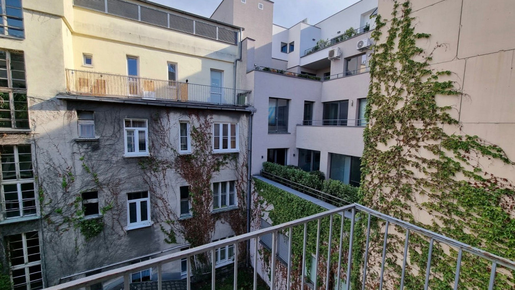 Na prenájom priestranný a svetlý 4,5 izbový byt s výmerou 108 m2 - Bratislava I