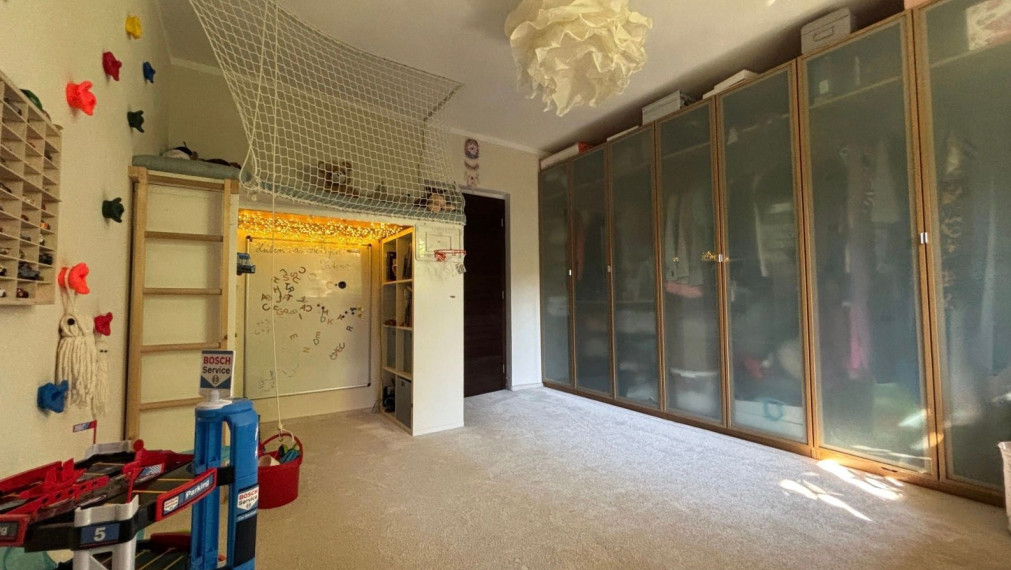 Na predaj priestranný, čiastočne zrekonštruovaný 5-izbový rodinný dom o rozlohe 227m2