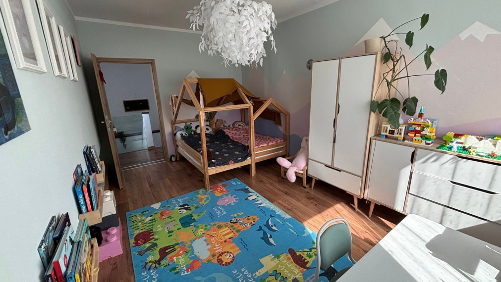 Na predaj priestranný, čiastočne zrekonštruovaný 5-izbový rodinný dom o rozlohe 227m2
