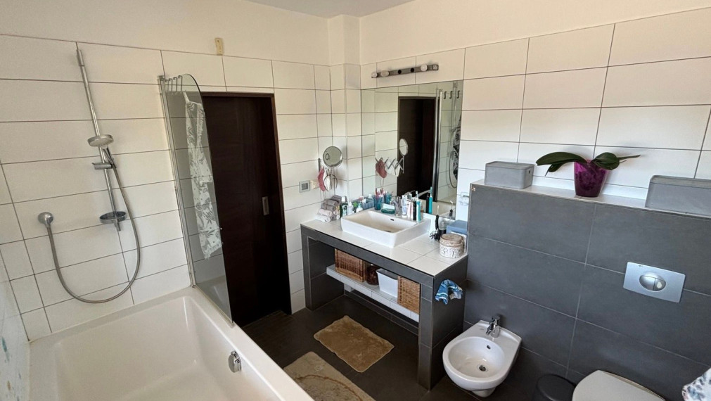Na predaj priestranný, čiastočne zrekonštruovaný 5-izbový rodinný dom o rozlohe 227m2