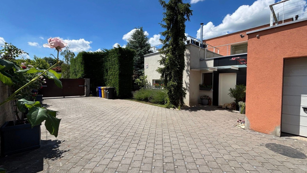 Na predaj priestranný, čiastočne zrekonštruovaný 5-izbový rodinný dom o rozlohe 227m2