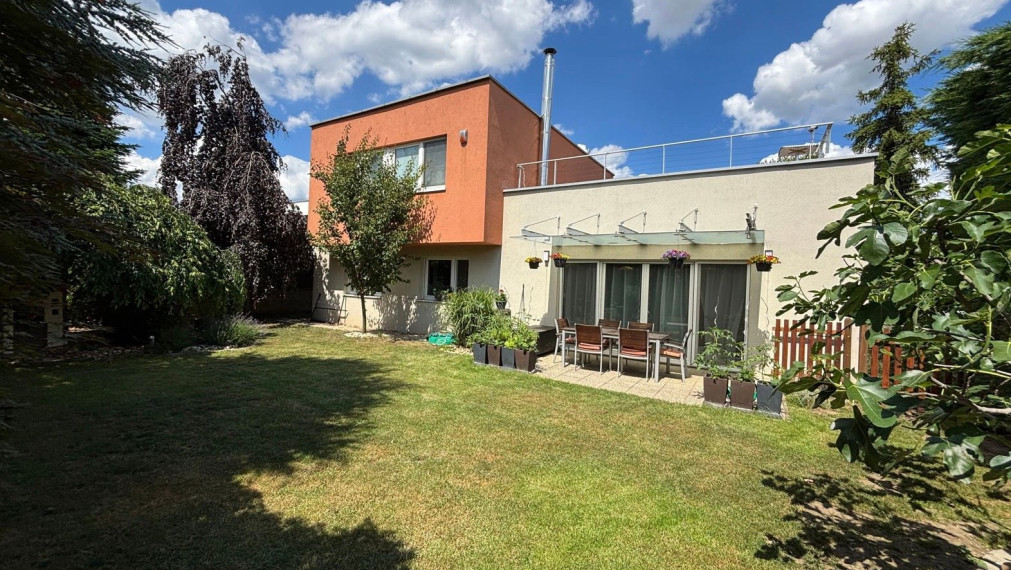 Na predaj priestranný, čiastočne zrekonštruovaný 5-izbový rodinný dom o rozlohe 227m2