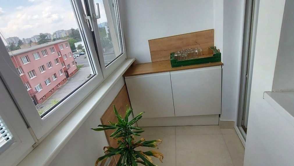 Na dlhodobý prenájom priestranný a kompletne zrekonštruovaný 3-izbový byt, BA II TOP