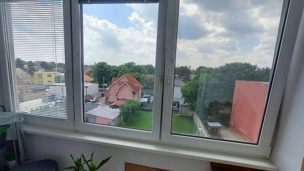 Na dlhodobý prenájom priestranný a kompletne zrekonštruovaný 3-izbový byt, BA II TOP