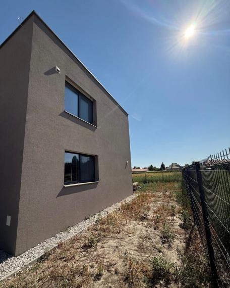 Na predaj moderný 3-izbový rodinný dom so záhradou a terasou – Kráľová pri Senci, časť Krmeš