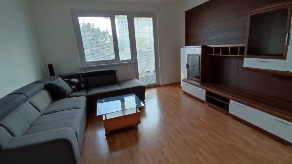 Na prenájom priestranný 3-izbový byt s celkovou výmerou 70 m² vrátane balkóna, BA IV TOP