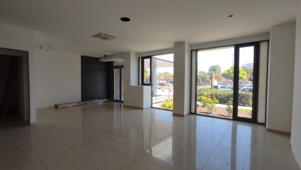 Obchodný/showroom priestor s výkladmi do Bajkalskej ulice, 145m2