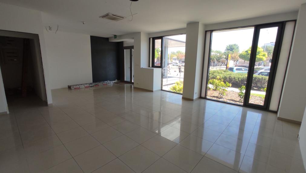 Obchodný/showroom priestor s výkladmi do Bajkalskej ulice, 145m2