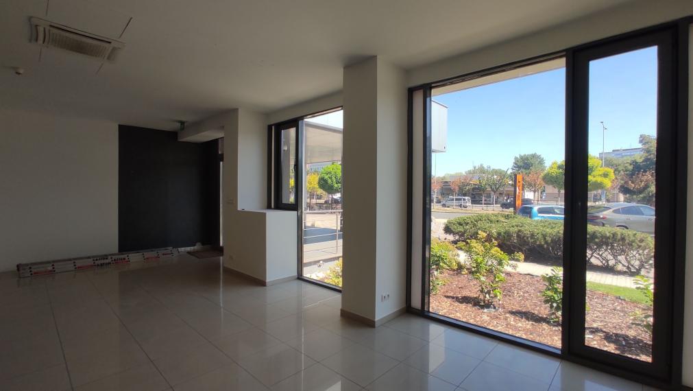 Obchodný/showroom priestor s výkladmi do Bajkalskej ulice, 145m2