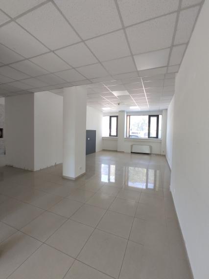 Obchodný/showroom priestor s výkladmi do Bajkalskej ulice, 145m2