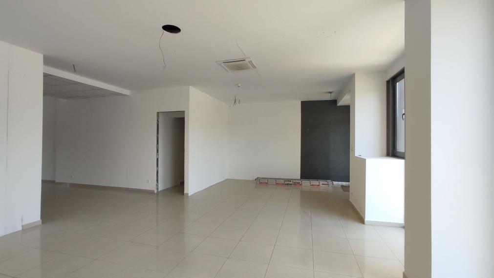 Obchodný/showroom priestor s výkladmi do Bajkalskej ulice, 145m2