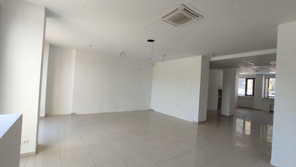 Obchodný/showroom priestor s výkladmi do Bajkalskej ulice, 145m2