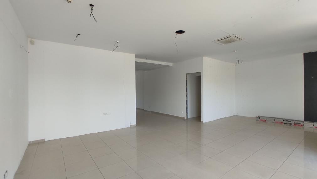 Obchodný/showroom priestor s výkladmi do Bajkalskej ulice, 145m2