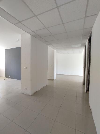 Obchodný/showroom priestor s výkladmi do Bajkalskej ulice, 145m2