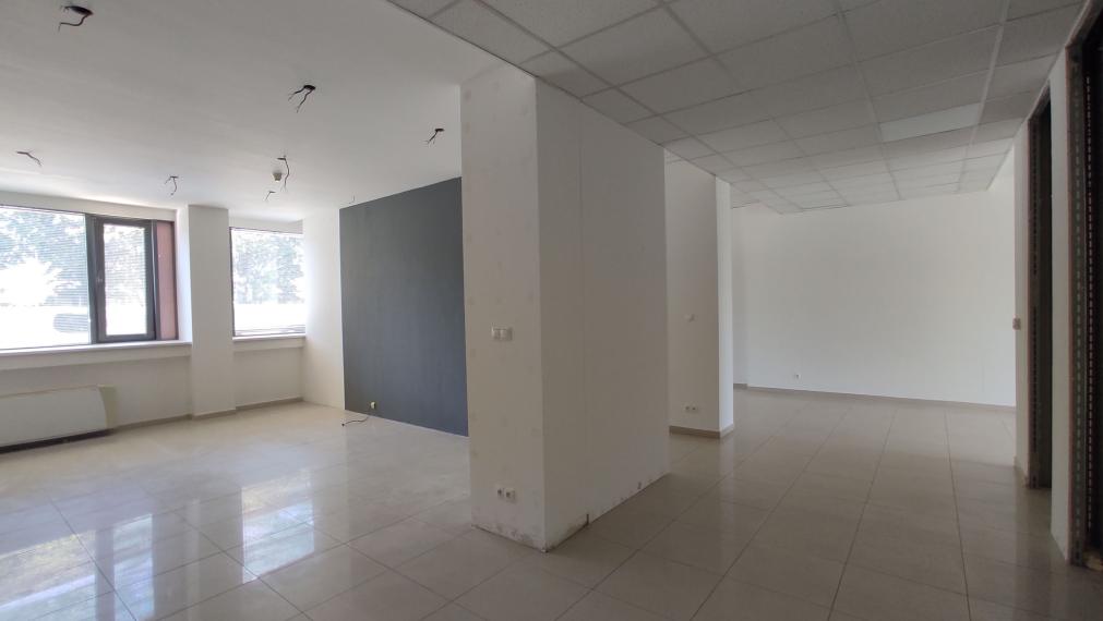 Obchodný/showroom priestor s výkladmi do Bajkalskej ulice, 145m2