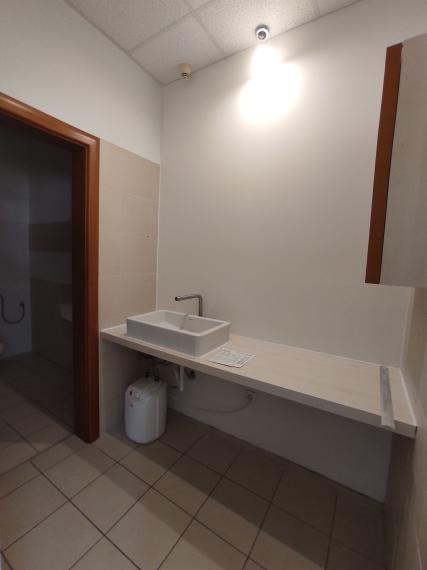 Obchodný/showroom priestor s výkladmi do Bajkalskej ulice, 145m2
