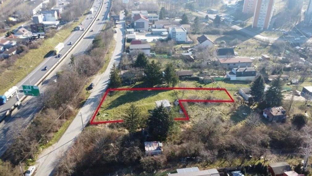 Na predaj investičný stavebný pozemok s projektom polyfunkčnej budovy - Bratislava IV