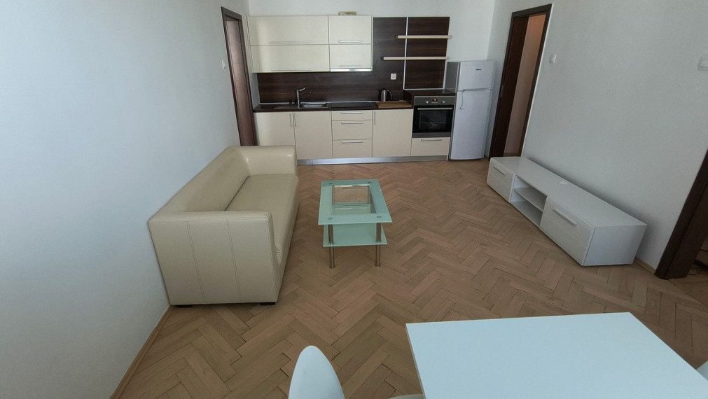 Na prenájom príjemný 2,5-izbový byt s balkónom a loggiou TOP