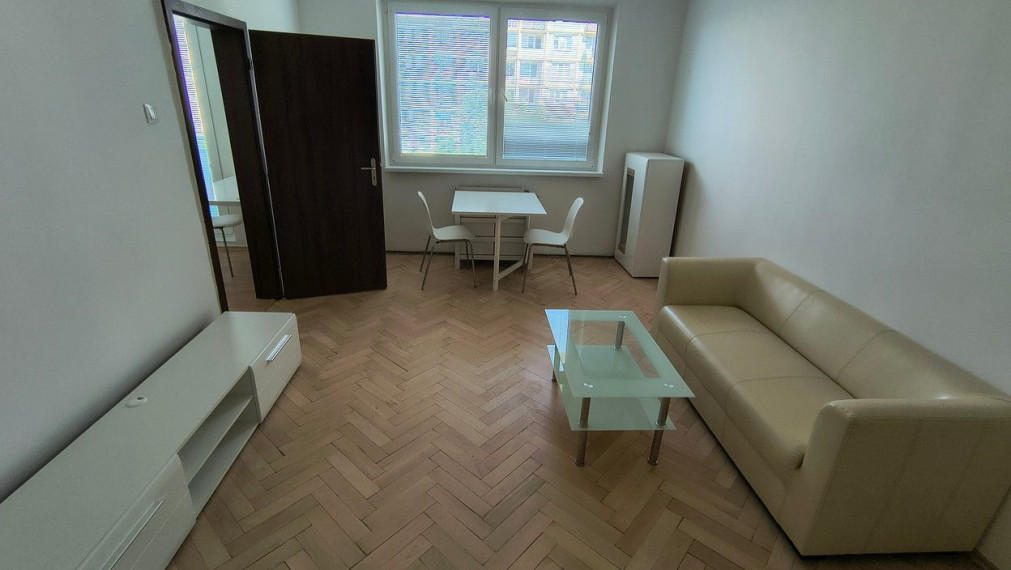 Na prenájom príjemný 2,5-izbový byt s balkónom a loggiou TOP