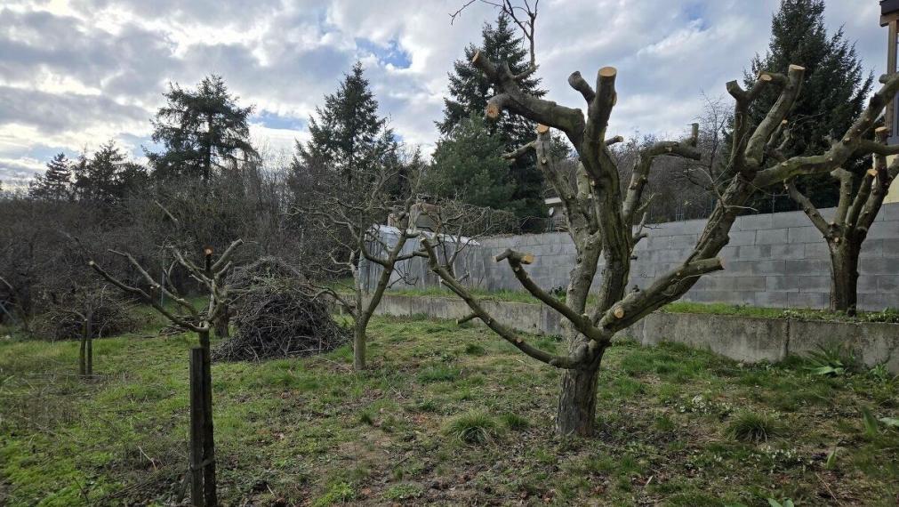 Na predaj atraktívny pozemok s murovanou trojpodlažnou chatou, Bratislava - Rača TOP