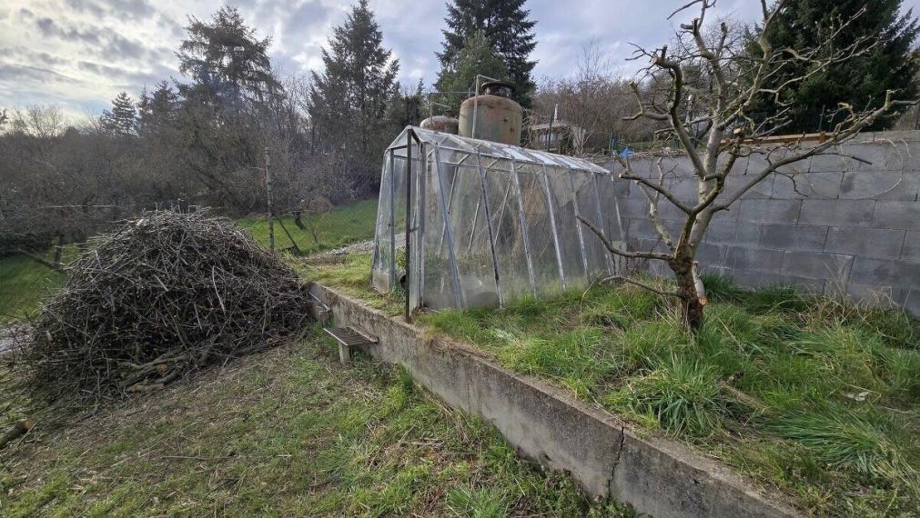 Na predaj atraktívny pozemok s murovanou trojpodlažnou chatou, Bratislava - Rača TOP