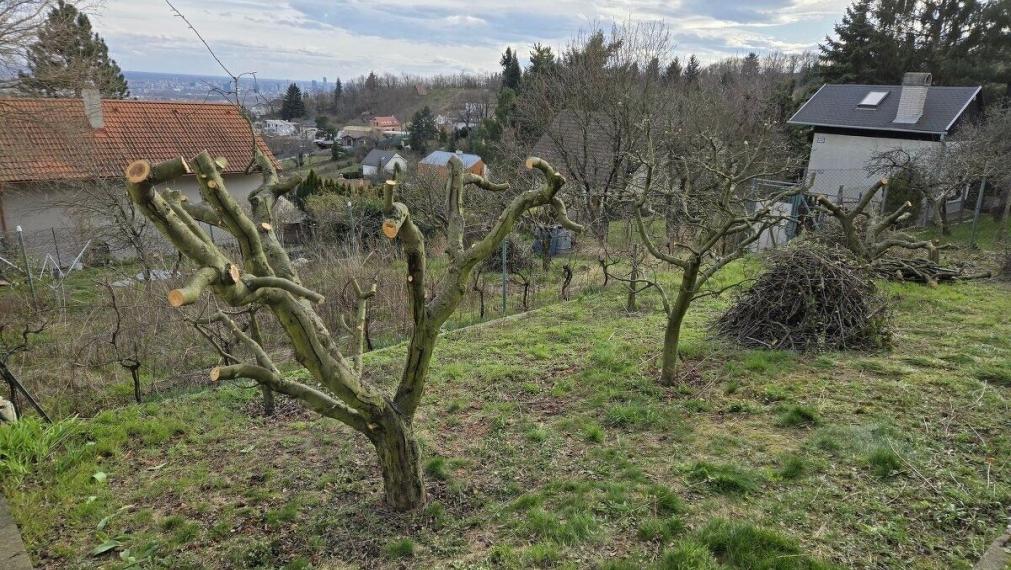 Na predaj atraktívny pozemok s murovanou trojpodlažnou chatou, Bratislava - Rača TOP