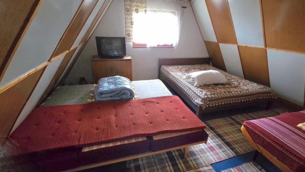 Na predaj atraktívny pozemok s murovanou trojpodlažnou chatou, Bratislava - Rača TOP