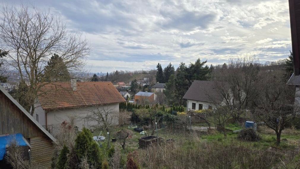 Na predaj atraktívny pozemok s murovanou trojpodlažnou chatou, Bratislava - Rača TOP