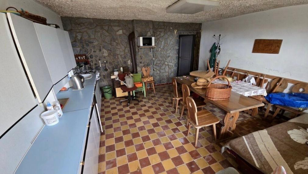 Na predaj atraktívny pozemok s murovanou trojpodlažnou chatou, Bratislava - Rača TOP