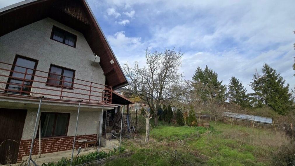 Na predaj atraktívny pozemok s murovanou trojpodlažnou chatou, Bratislava - Rača TOP