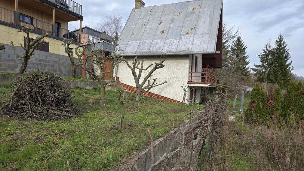 Na predaj atraktívny pozemok s murovanou trojpodlažnou chatou, Bratislava - Rača TOP