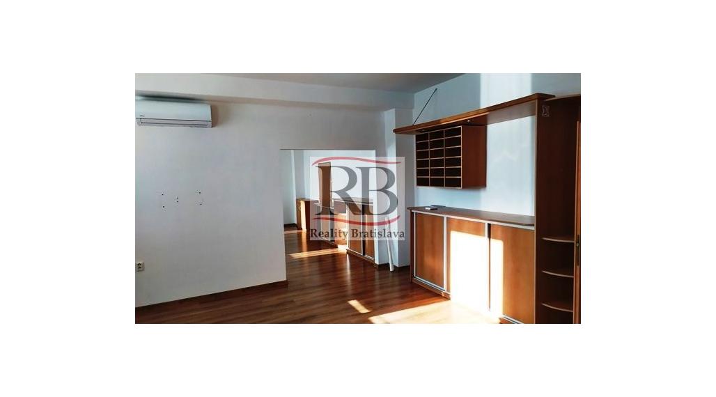 Zariadená klimatizovaná dvojkancelária s príručným skladom