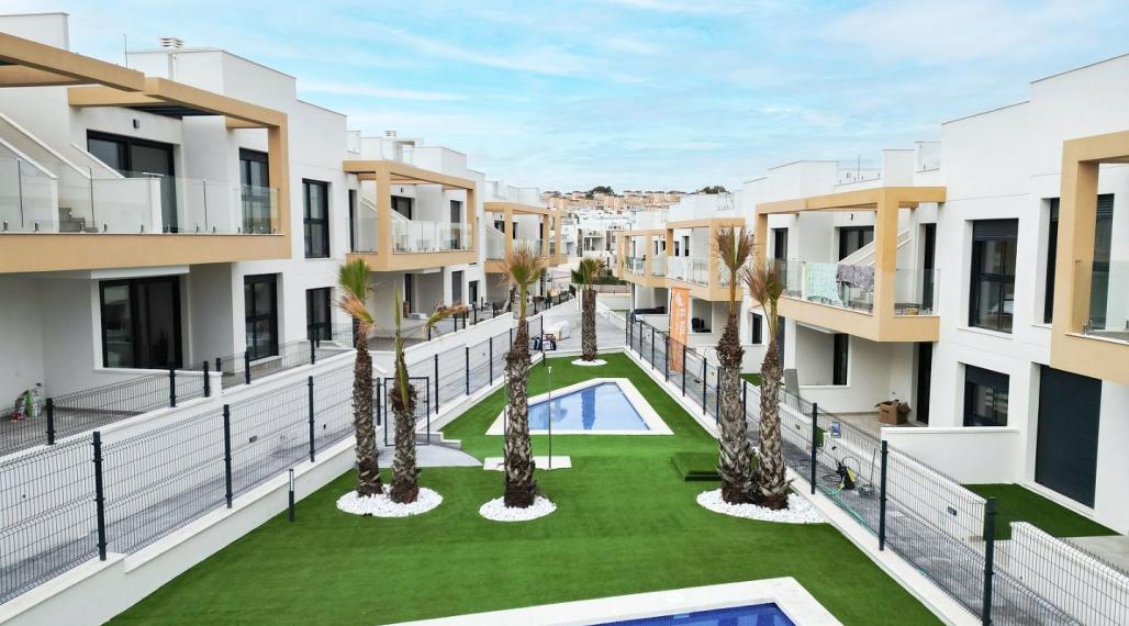Dvoj a trojizbové apartmány v rezidenčnej oblasti Villamartin, Costa Blanca