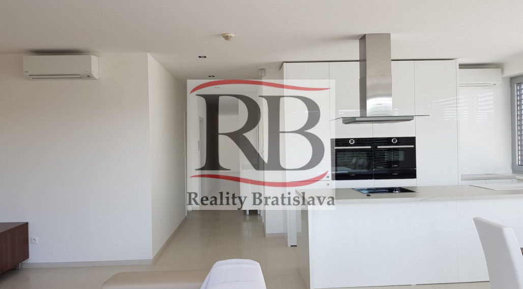 Exkluzívny 5-izb. byt s terasou a parkovaním v rezidenčnej vile na prenájom, Tajovského-Staré Mesto