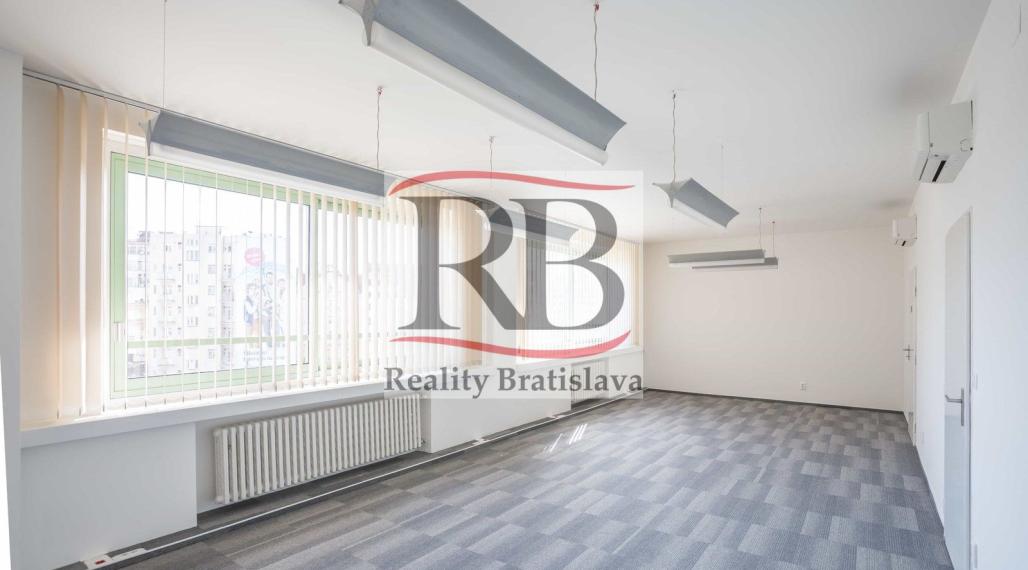 Kancelárske priestory na Námestí SNP, v blízkosti Kamenného Námestia, 80m2 TOP