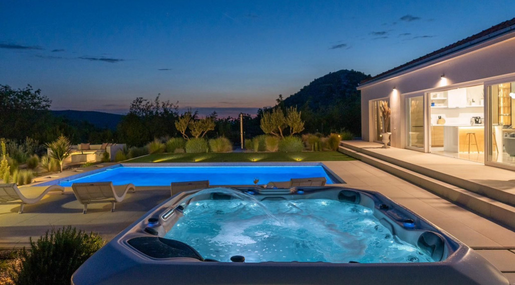 Luxusná vila s priestranným pozemkom a výhľadom na prírodné krásy Vransko jazera