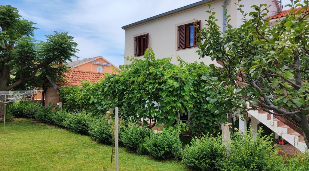 Dom s dvoma bytmi a záhradou, blízko mora, Sabunike-Nin, Zadar