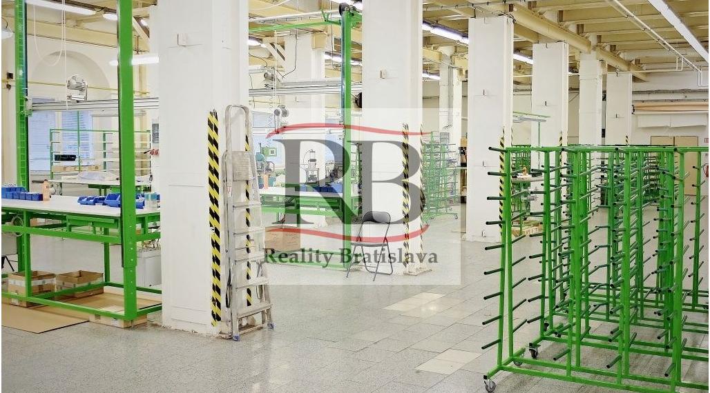Prenájom objektu - výrobné haly 4787,4 m2 Holíč