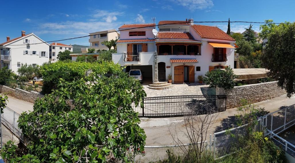Trogir, Seget Vranjica – Vila s 3 apartmánmi