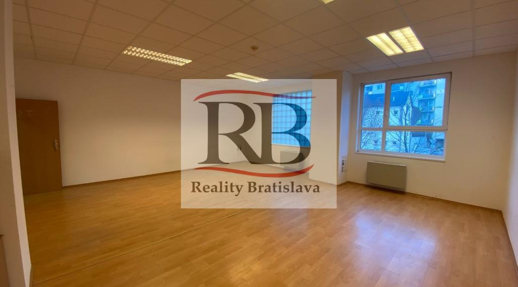 Kancelársky priestor 38,12m2 v Petržalke na Úderníckej ul.