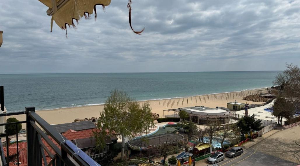 Skvelý trojizbový apartmán s výhľadom na more, nachádzajúci sa v jednom z najkrajších prímorských letovísk Bulharska – Zlaté piesky!