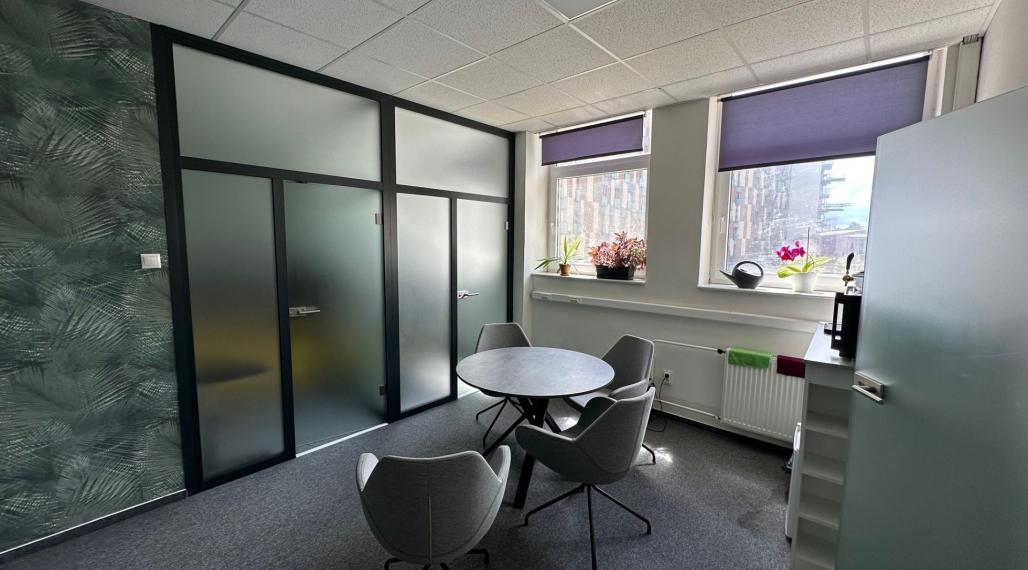 Svetlý celok kancelárií neďaleko Klientskeho centra na Trnavskej ceste, 260m2