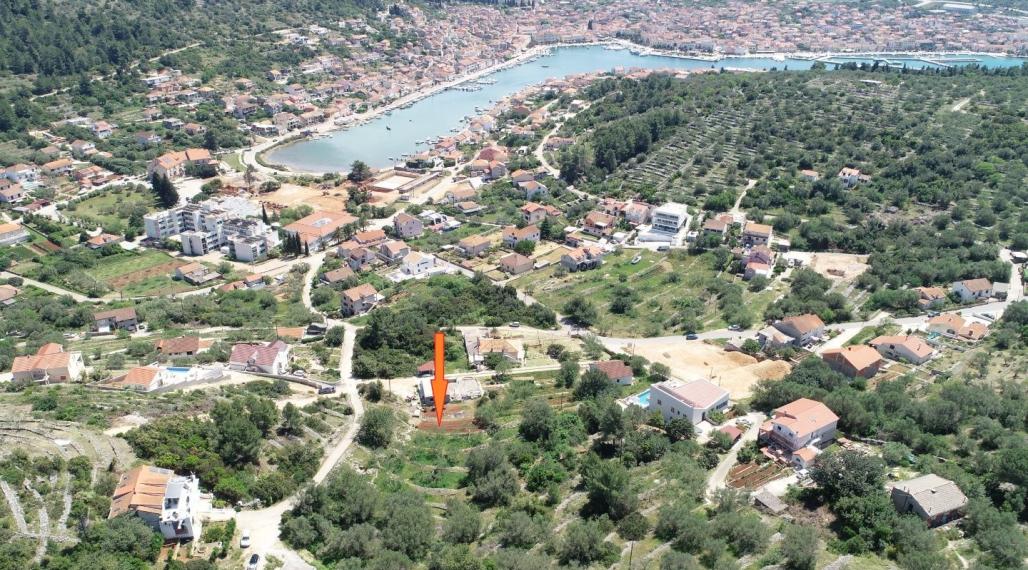 Stavebný pozemok 1355 m² s výhľadom na more – investičná príležitosť vo Vela Luke