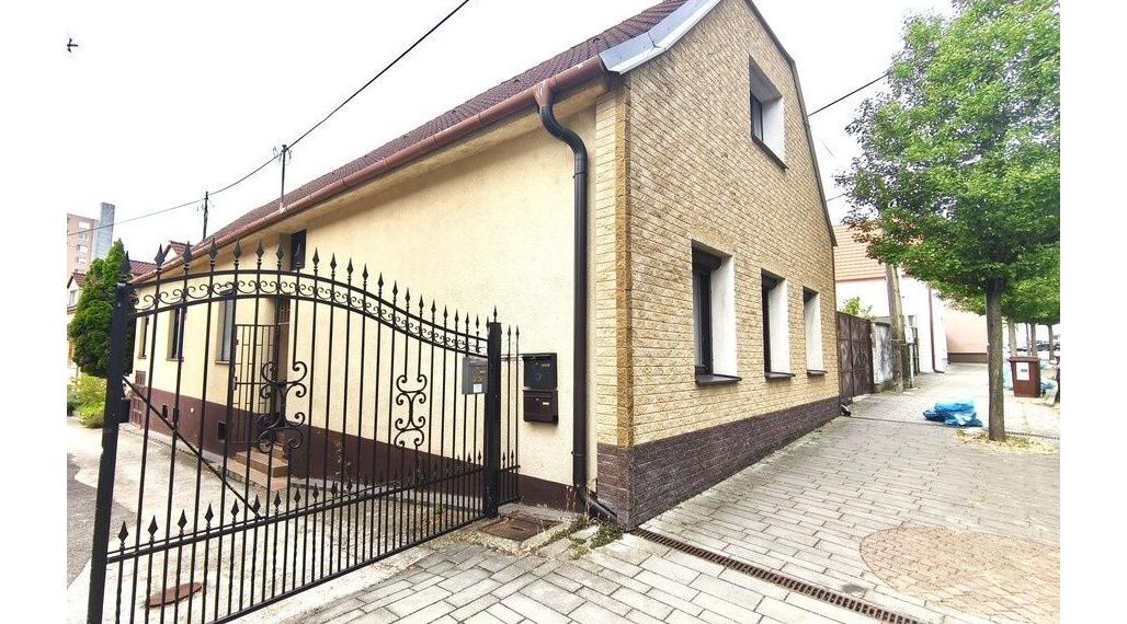 Na predaj - 4-izbový rodinný dom, ul. Alstrova, Bratislava III TOP