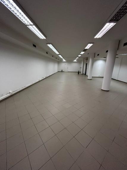 Obchodno-kancelárske priestory na pešej zóne s parkovaním