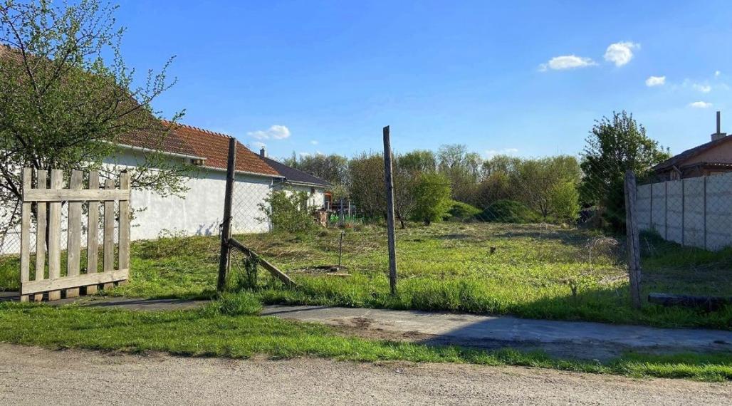 INVESTIČNÁ PRÍLEŽITOSŤ; Stavebný pozemok 1445m2 v Trnovci nad Váhom na predaj