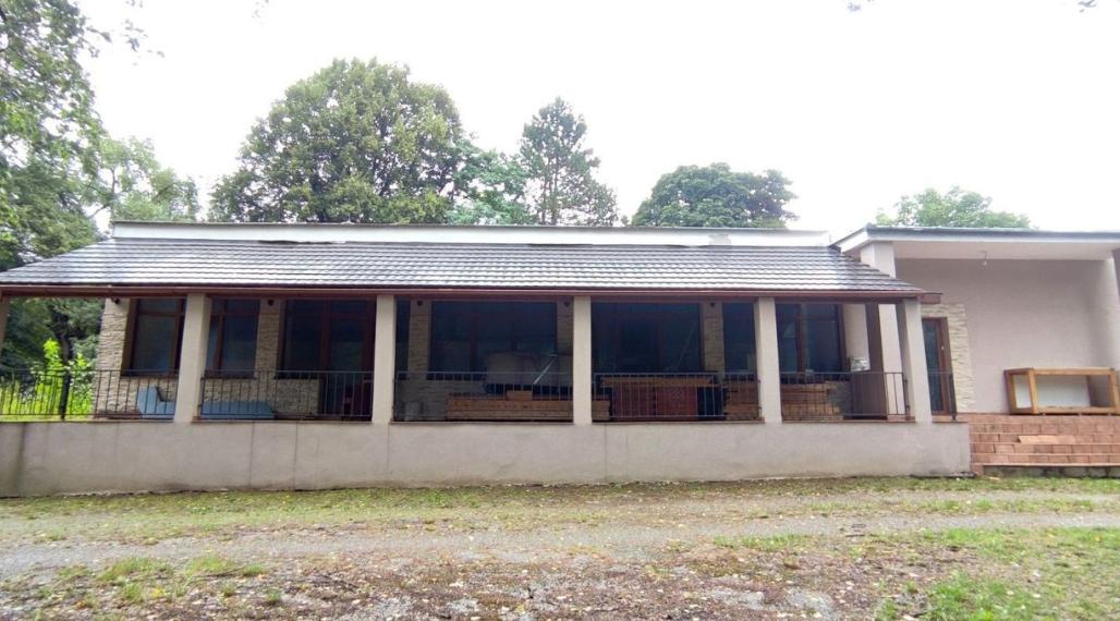 Komerčný objekt – reštaurácia s možnosťou bývania, okolie Nového Mesta nad Váhom TOP