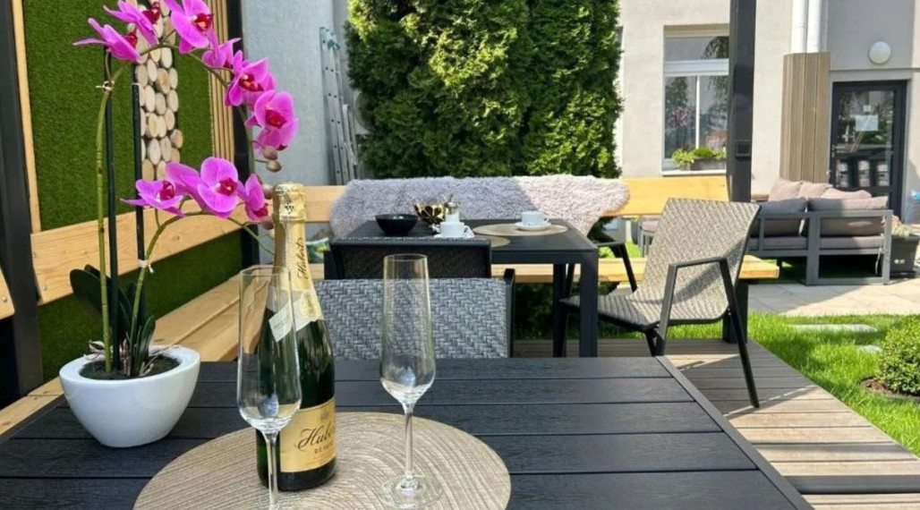  2-izbový byt  v historickom dome, ul.Námestie 1. mája, Bratislava I TOP