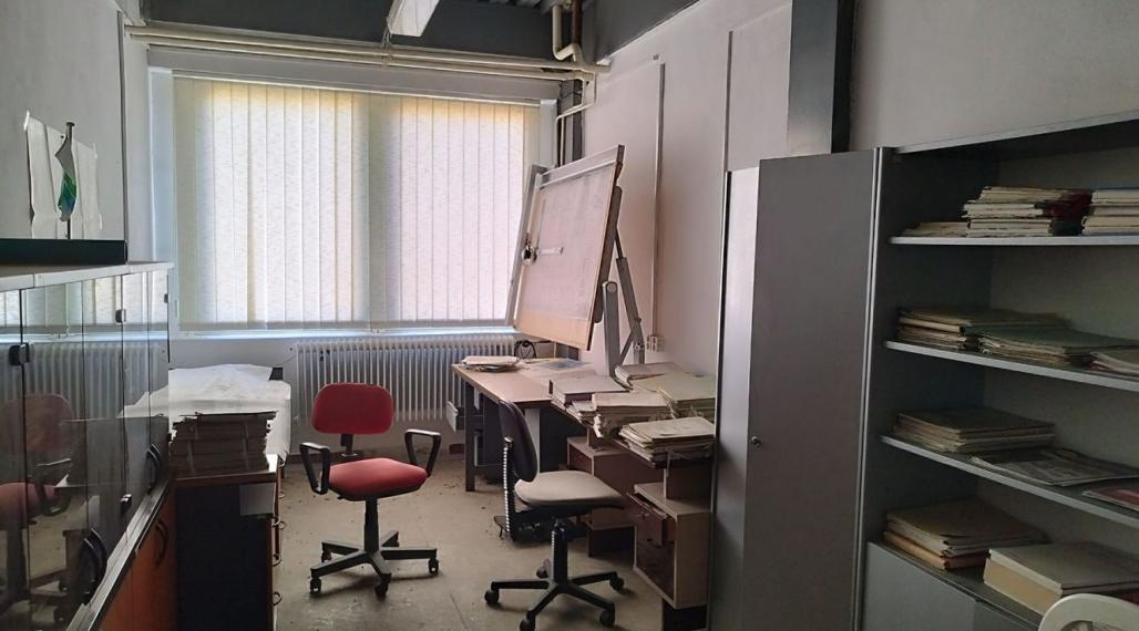 Priemyselná budova v areáli chemického závodu CHEMOLAK